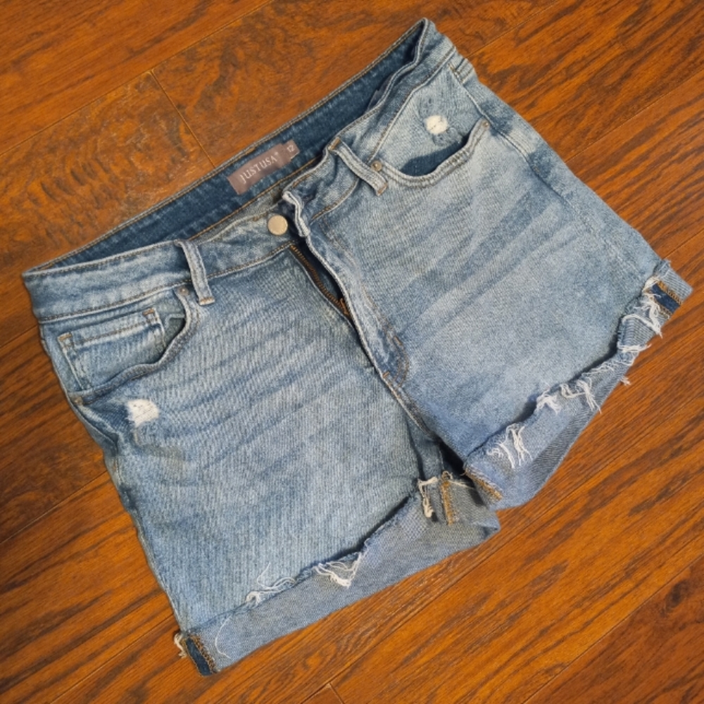 ⚫ 3/$15 - JUST USA light-wash distressed jean shorts